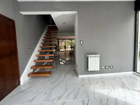 Casa 8 ambientes con 5 baños