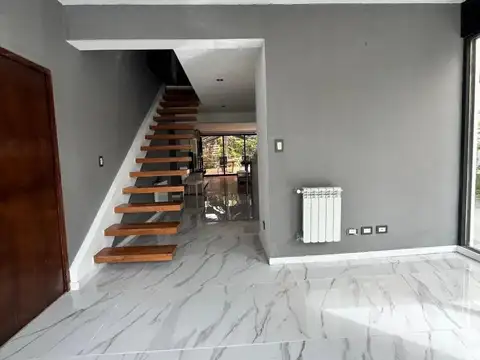 Casa 8 ambientes con 5 baños