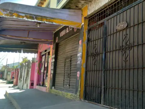 Venta en Block: 2 Locales + 2 Deptos de 3 Amb. y Terreno libre