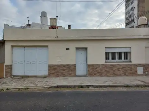 Casa de dos dormitorios con cochera