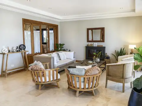 Casa en Venta con 6 cocheras