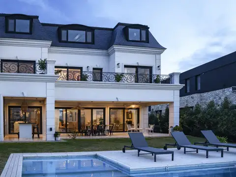 Casa en Venta con 6 cocheras