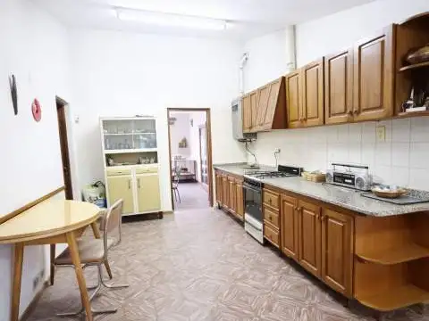 Casa 8 ambientes con 1 baño