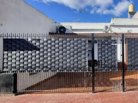 VENTA CASA CON PATIO, TERRAZA, COCHERA. F.VARELA 