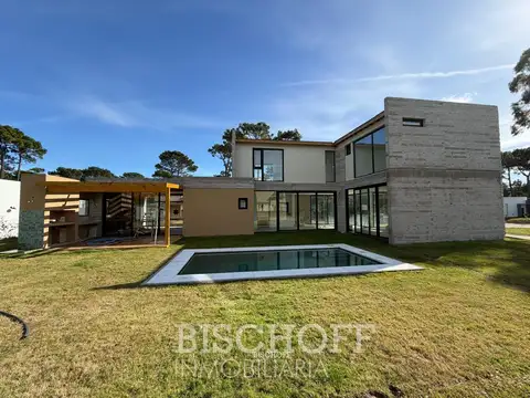Casa 4 ambientes con 3 baños