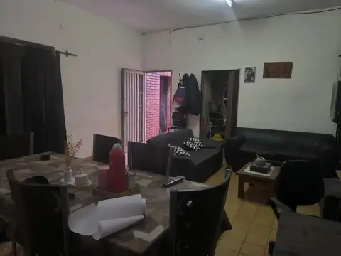Venta casa al frente de dos dormitorios
