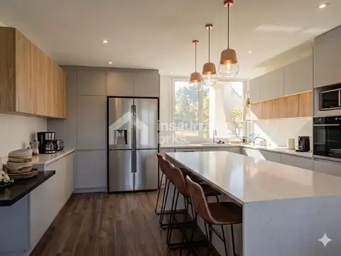 Casa 8 ambientes con 7 baños