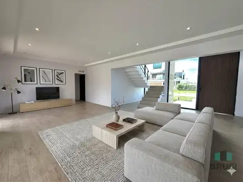 Casa 5 ambientes con 4 baños