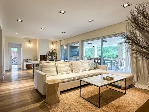 Casa en Alquiler con 2 cocheras