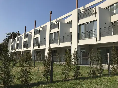 Muy buena casa en alquiler en San Isidro, 3 dormitorios, 2 cocheras