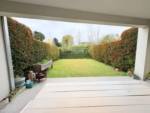 Casa en Alquiler con 2 cocheras