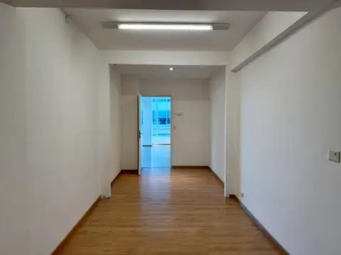 Oficina 6 ambientes con 3 baños