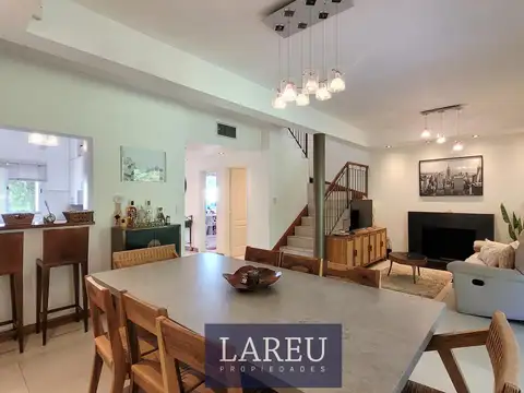 Casa en Venta con 2 cocheras