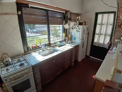 VENTA CASA 4 AMB+GALPON  LOTE PROPIO CASTELAR SUR