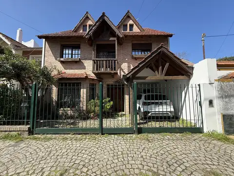 Casa en venta de 4 ambientes en Martínez con cochera jardín y parrilla