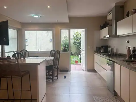 Casa en Venta con 2 cocheras