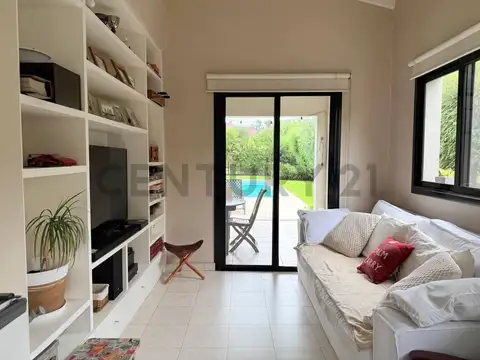 Casa 6 ambientes con 2 baños