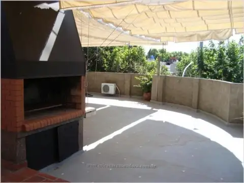 CASA ESQUINA EN CIUDAD DE MENDOZA - COCHERA