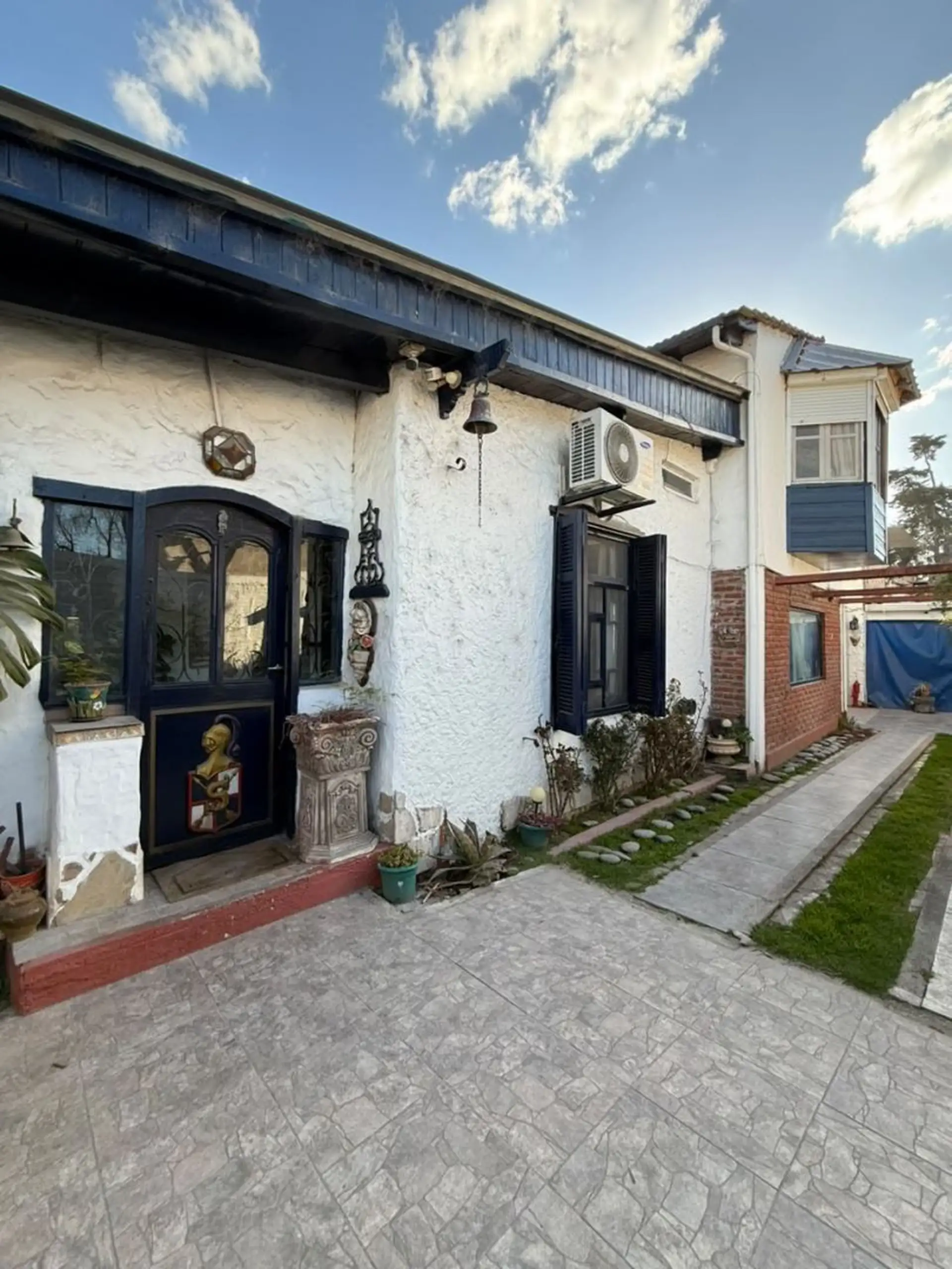 CASA CON AMPLIO GALPÓN/TALLER EN LOTE DE 342 M² - ZONA SEMI INDUSTRIAL