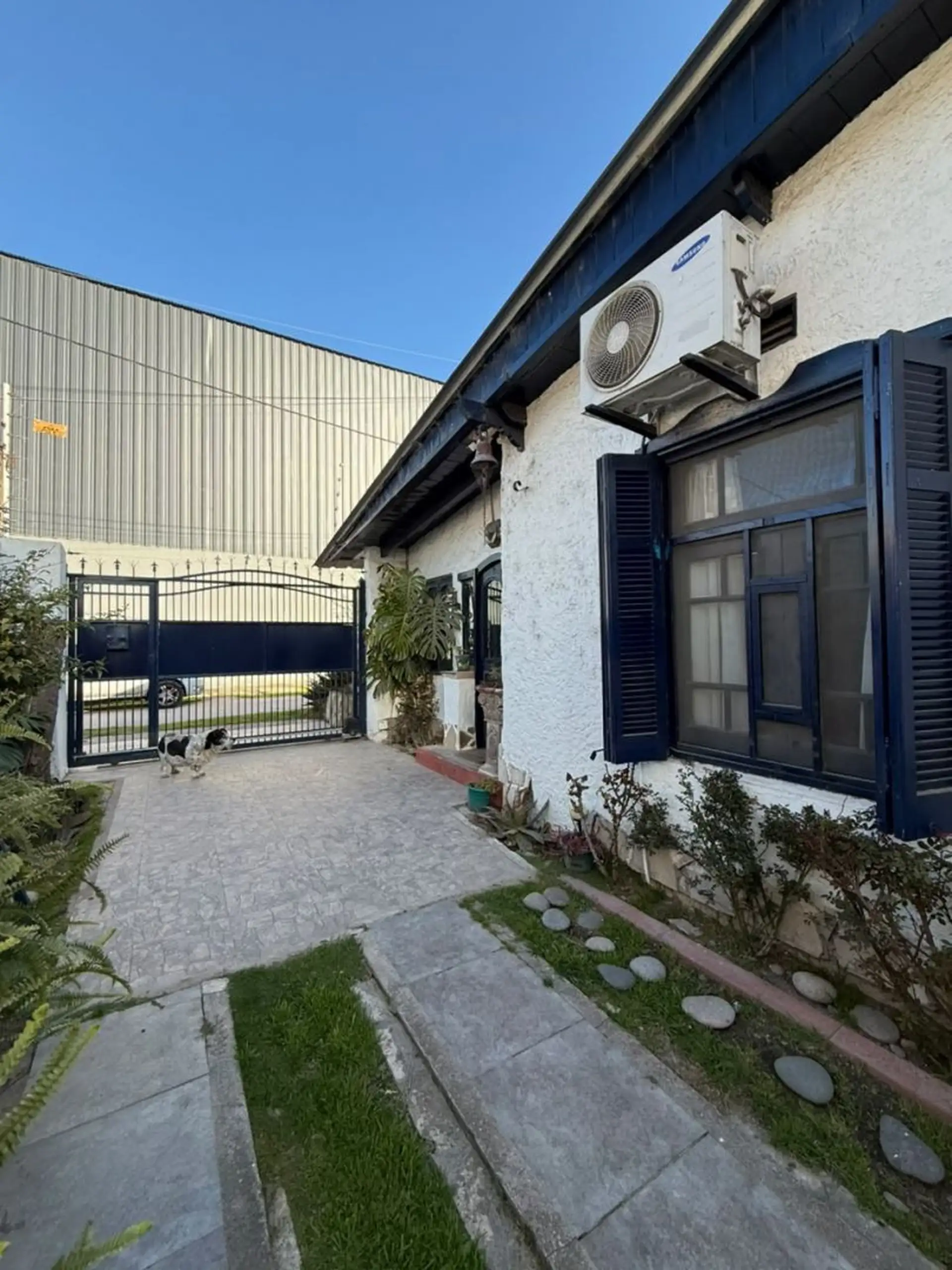 CASA CON AMPLIO GALPÓN/TALLER EN LOTE DE 342 M² - ZONA SEMI INDUSTRIAL
