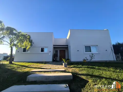 Casa en Venta - 3 habitaciones - Piscina - Horizontes al Sur 100