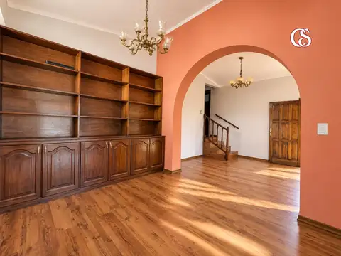 Casa en Venta con 3 cocheras