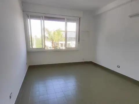 Hermosa oficina frente a la municipalidad de Ituzaingó 