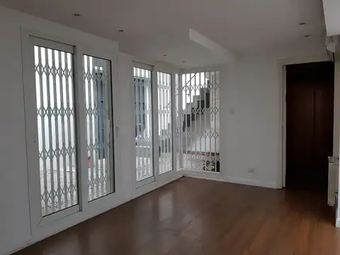 Casa en Alquiler con 1 cochera