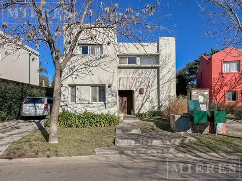 Casa 5 ambientes con 2 baños