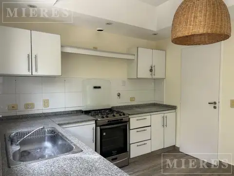 Casa en Alquiler con 2 cocheras