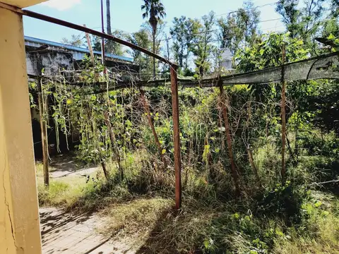 Casa 8 ambientes con 2 baños