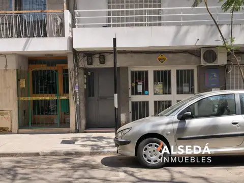 Casa de pasillo de 2 dormitorios en venta NO PH !