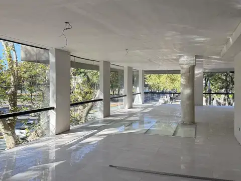 Amplio local comercial estratégicamente ubicado