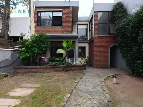 CASA EN VENTA BARRIO AGRONOMIA - TODO EN UNA PROPIEDAD EQUIVALENTE A DOS CASAS CON JARDIN Y QUINCHO
