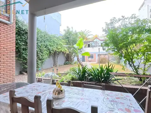 CASA EN VENTA BARRIO AGRONOMIA  - OPORTUNIDAD!!! DOS CASAS CON JARDIN Y QUINCHO