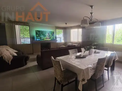 Casa en Venta con 3 cocheras