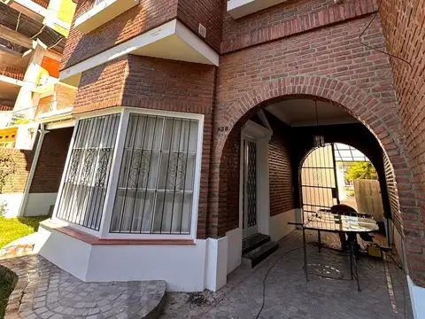 Casa 8 ambientes con 3 baños