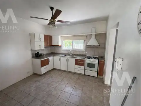 Casa en venta con Cochera y Jardín en Wilde, Avellaneda