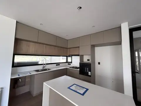 Casa 6 ambientes con 3 baños