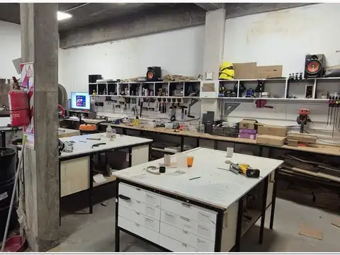 Local en Villa del Parque 299,75m2 totales - 2 baños - Bajas expensas - Alquilado hasta marzo 2027