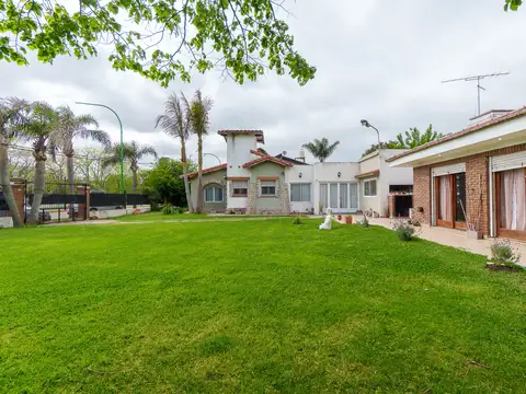 Casa en Venta con 3 cocheras