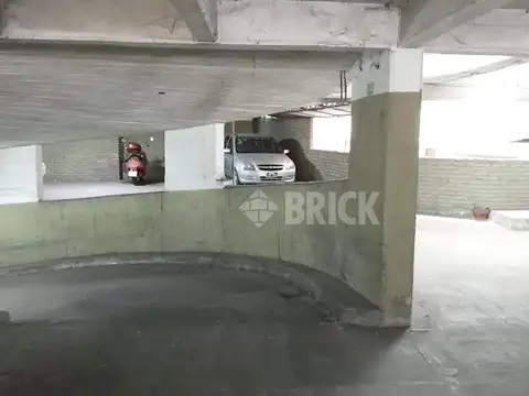 COCHERA FIJA CUBIERTA 16 M2 EN AGUERO AL 2000