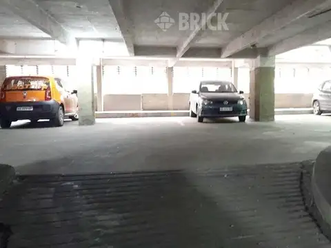 COCHERA FIJA CUBIERTA 16 M2 EN AGUERO AL 2000