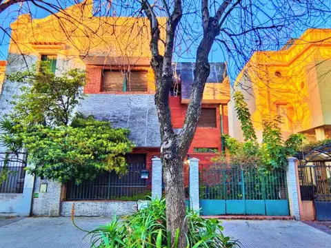 APTA CRÉDITO - Casa en Venta – Lote Propio, 5 Ambientes, Cochera, Patio y Jardín