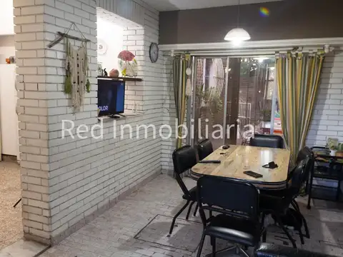 Casa 5 amb en Ciudadela con patio, cochera y depto 2 amb.