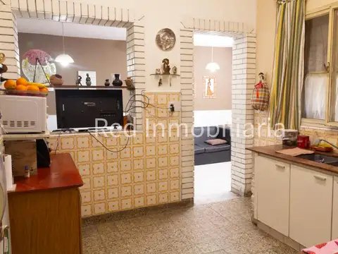 Casa 5 amb en Ciudadela con patio, cochera y depto 2 amb.