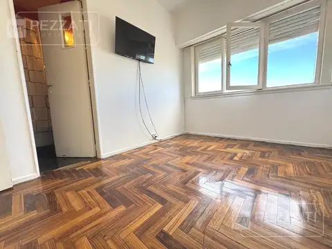 Departamento en alquiler por 24 meses. Colon y Corrientes. Contrafrente luminoso. sin muebles