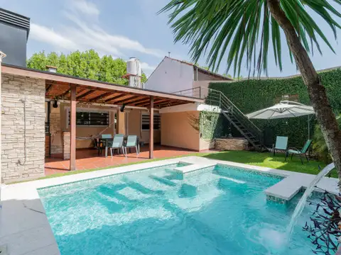 Casa de 3 ambientes con cochera, jardin y pileta. Apta crèdito