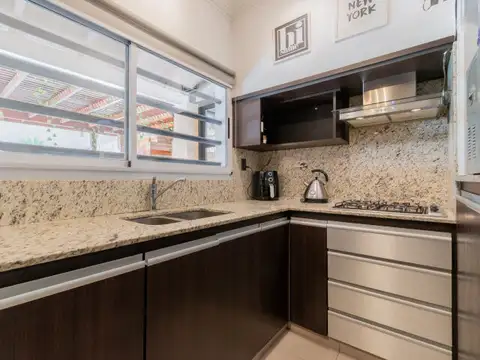 Casa de 3 ambientes con cochera, jardin y pileta. Apta crèdito