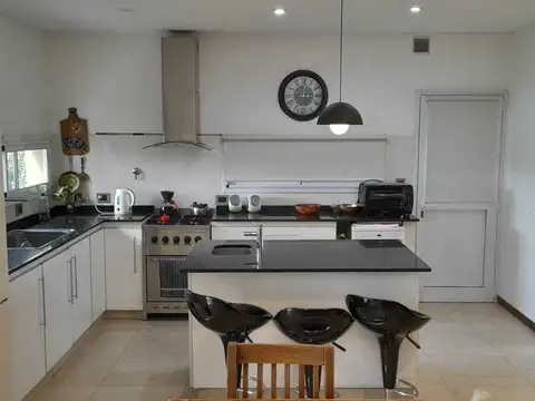 Casa 5 ambientes con 3 baños